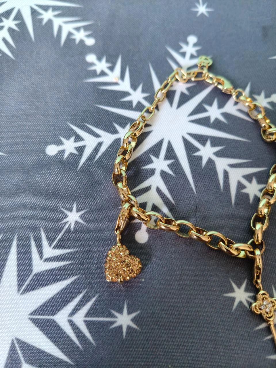 Pulseira Dourada Elos Largos com Pendentes – photo 2